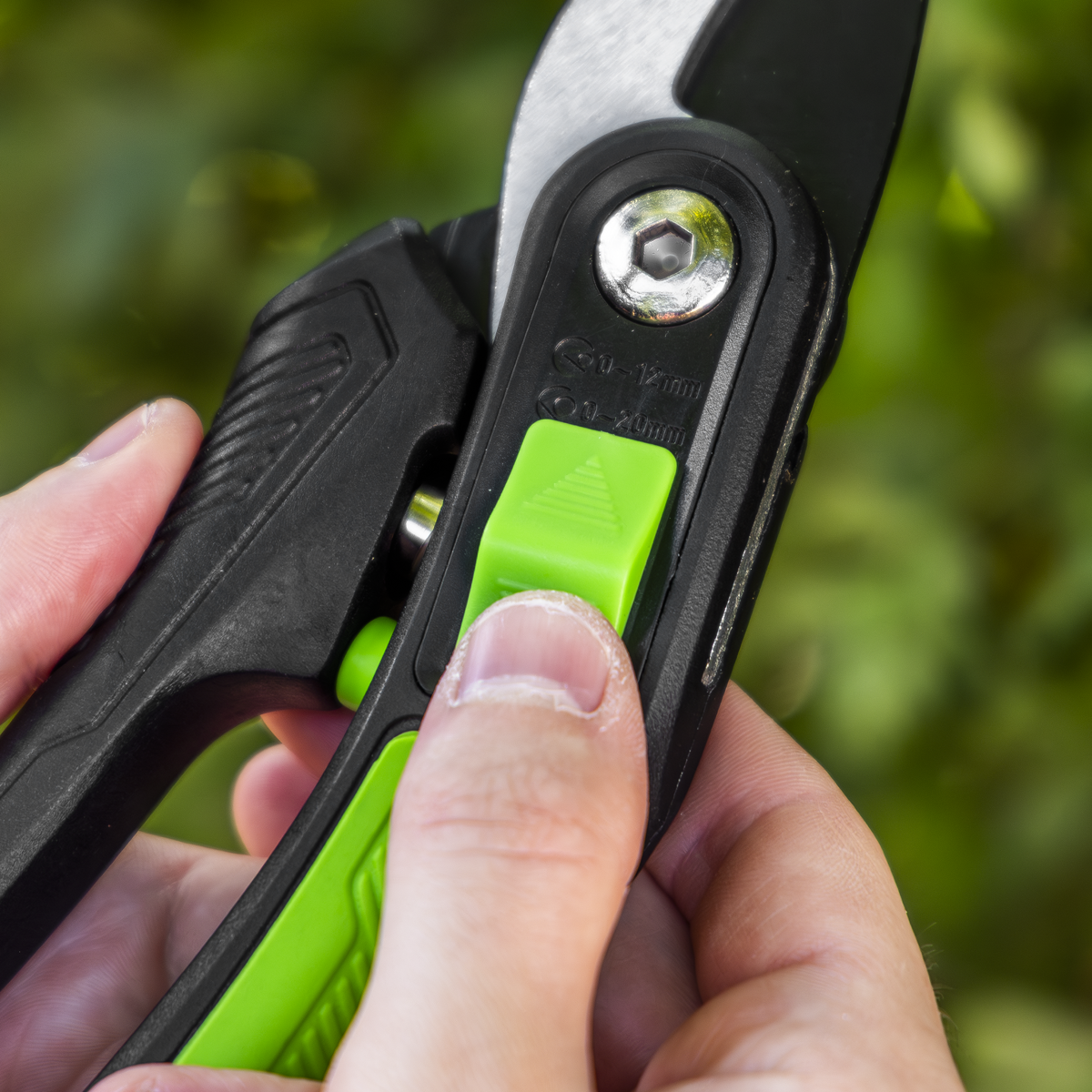 Sealey GTSG004 Bypass Secateurs with Soft Grip Handle, 3-Stage Safety Lock & Carbon Steel Blade, 220mm - additional view 3