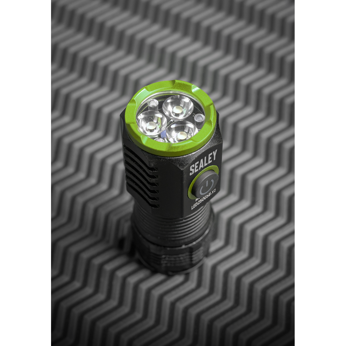 Sealey LED2500SB Super Beam 2500lm Rechargeable SMD LED 24W Pocket Light - additional view 8