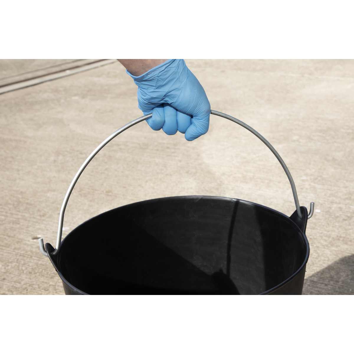 Sealey SFT26H Heavy-Duty Flexi Tub 26L with Metal Handle - Black - additional view 4