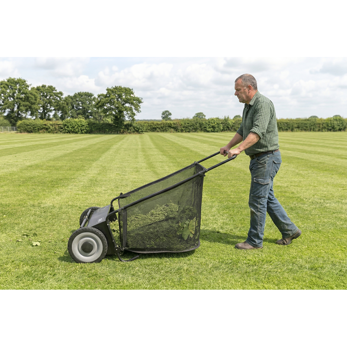 Sealey SLS26 26" Walk Behind Garden Sweeper 200L Capacity - additional view 9