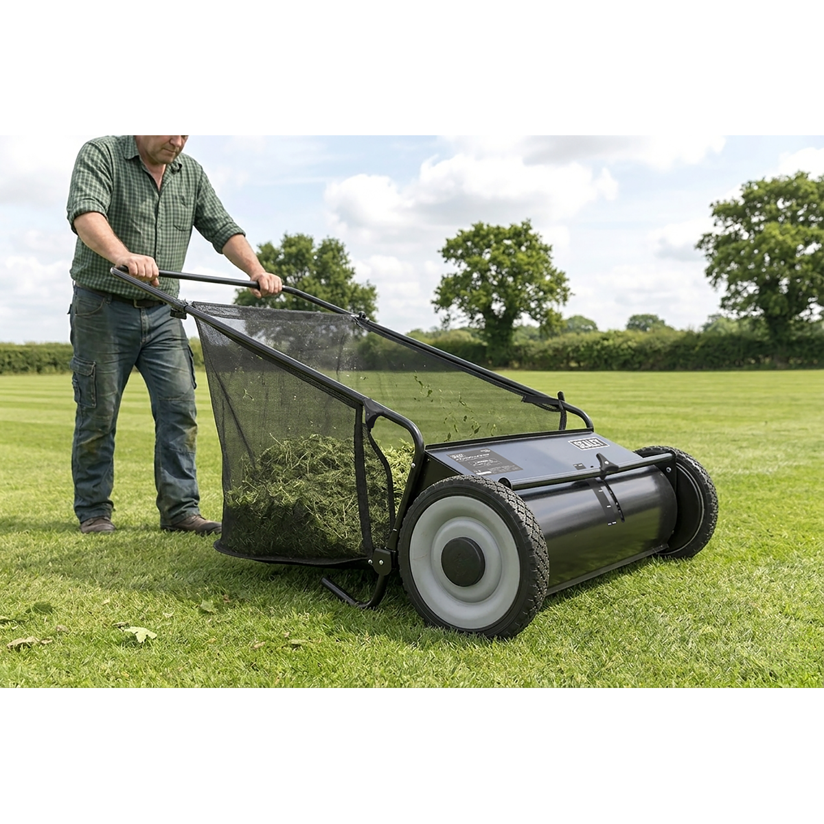 Sealey SLS26 26" Walk Behind Garden Sweeper 200L Capacity - additional view 10