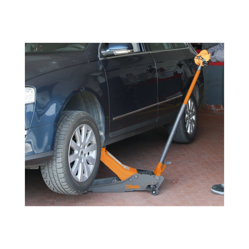 Beta Lowered hydraulic jack, 2 t, with 4 wheels - 3029/2T - WEB-030290020 - Beta - Trade Counter Direct