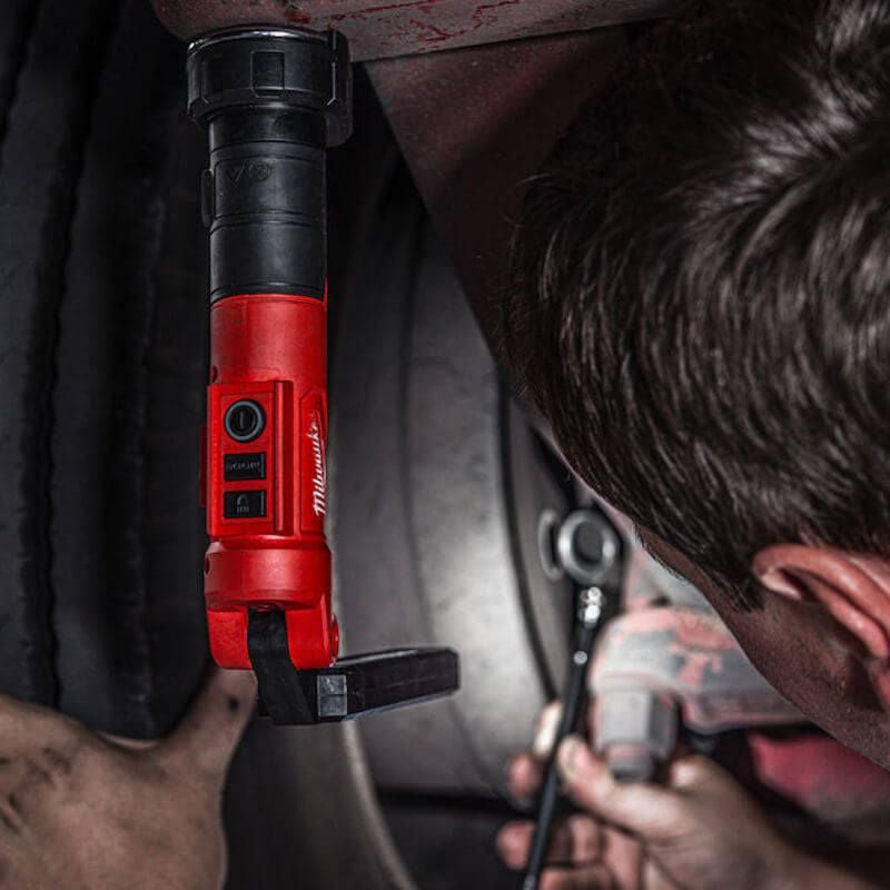 Milwaukee L4SL550 - 301 USB Rechargeable Stick Light 550 Lumens - L4SL550-301 - Milwaukee Tools UK - Trade Counter Direct
