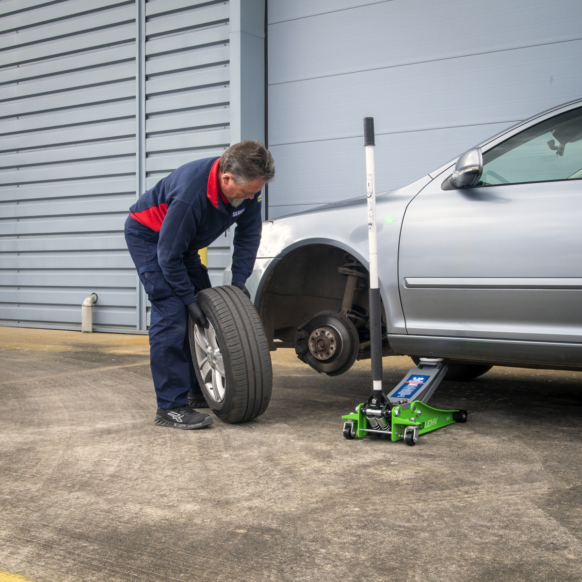 Sealey 2001LEHVCOMBO Trolley Jack & Cordless Impact Wrench Combo - Green - additional view 8