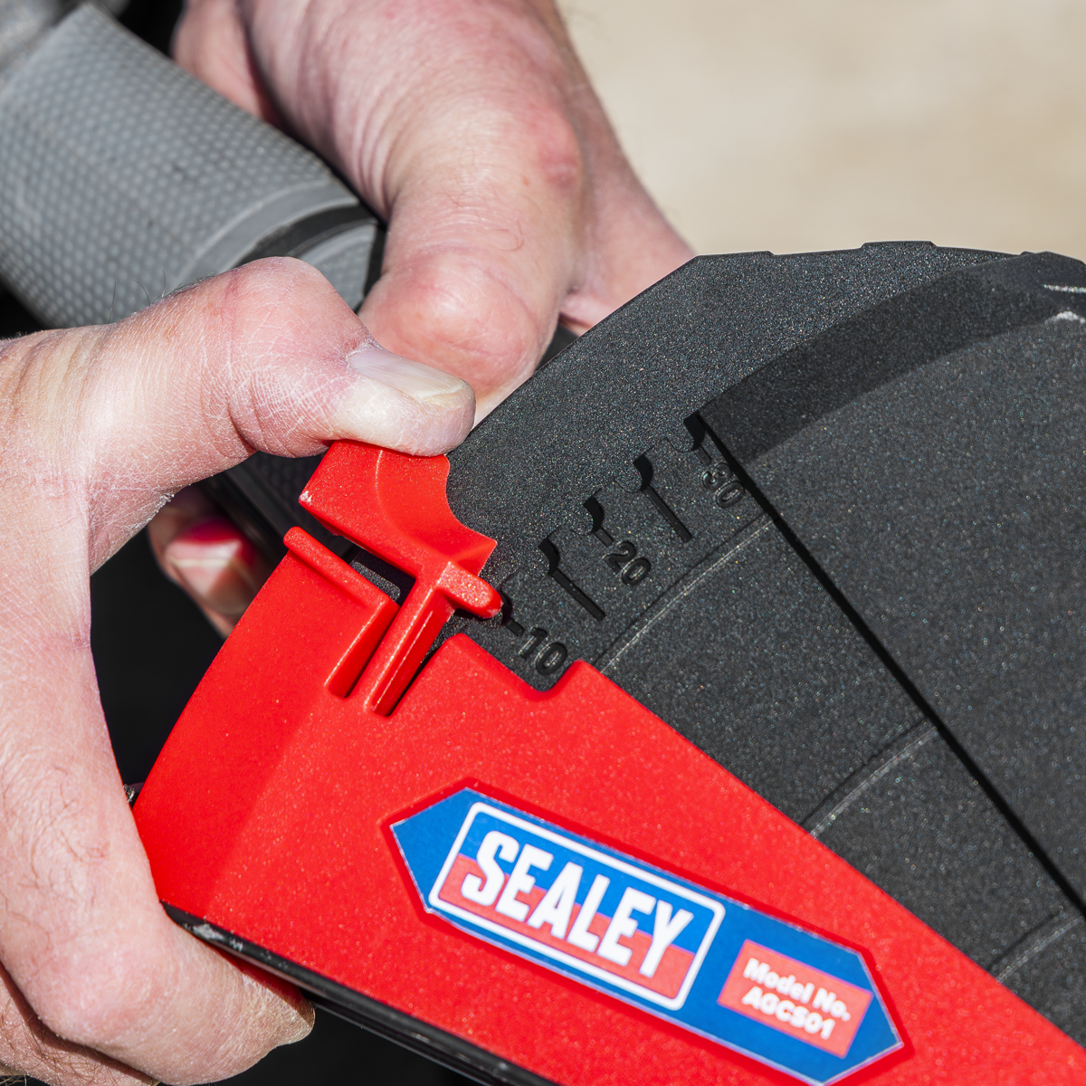 Sealey AGCS01 Adjustable Angle Grinder Cutting Shroud - additional view 4