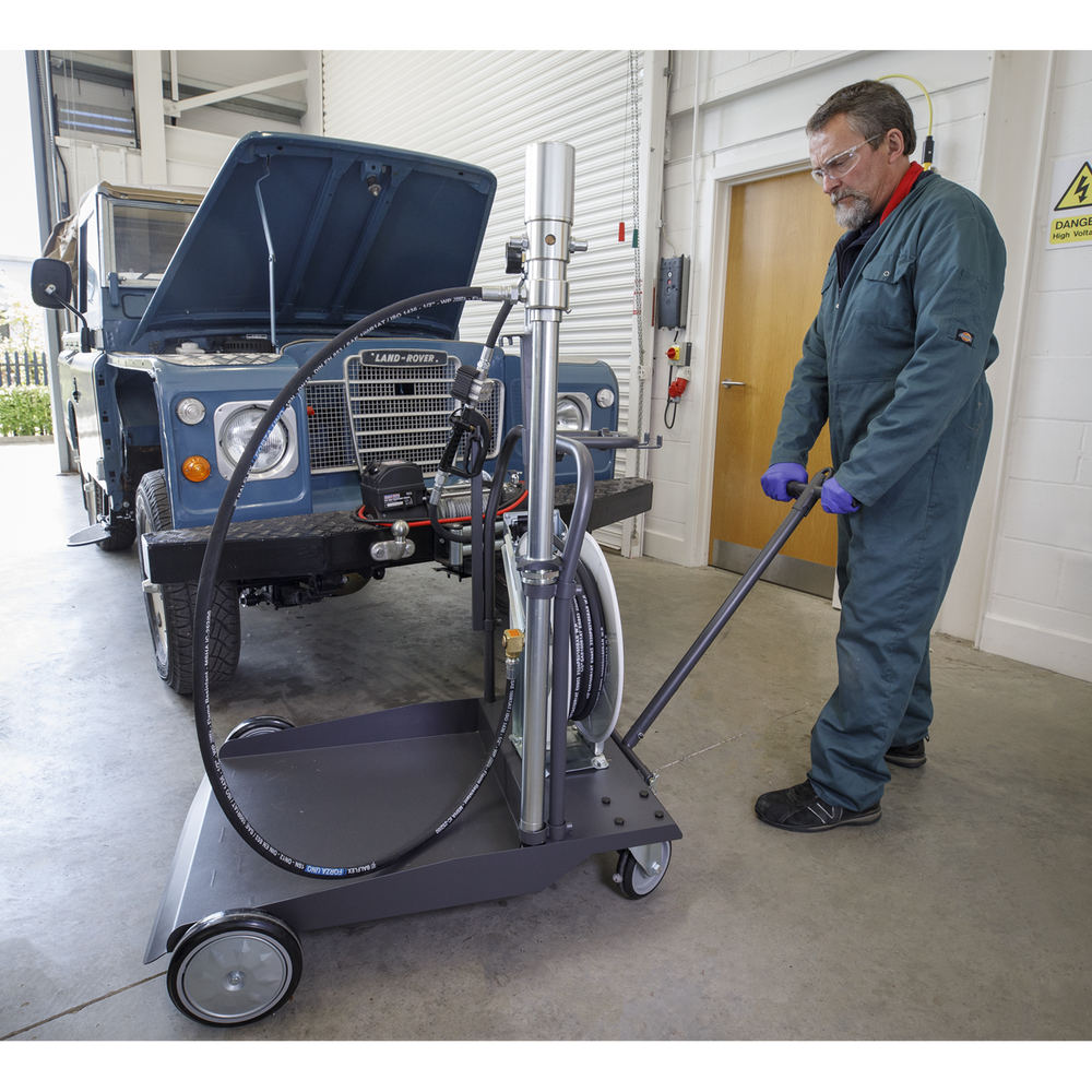 Sealey AK4562D Air Operated Oil Dispensing System with 10m Retractable Hose Reel - additional view 5