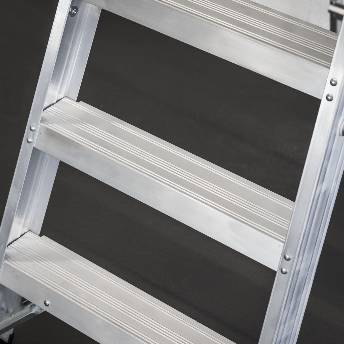 Sealey AXL10 Industrial Step Ladder 10-Tread Aluminium - EN 131 - additional view 5