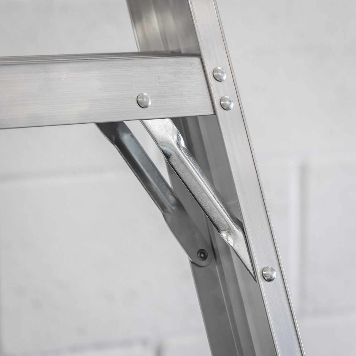 Sealey AXL6 Industrial Step Ladder 6-Tread Aluminium - EN 131 - additional view 11