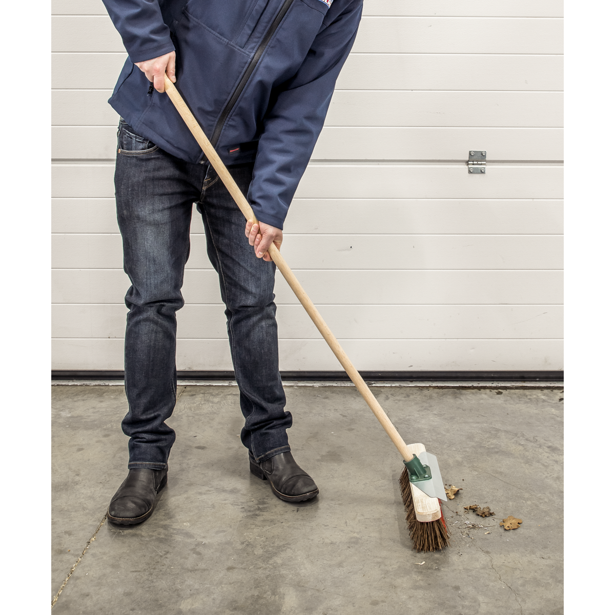 Sealey BM16SC Heavy-Duty Stiff/Hard Bristle Broom with Scraper 16"(405mm) - additional view 6