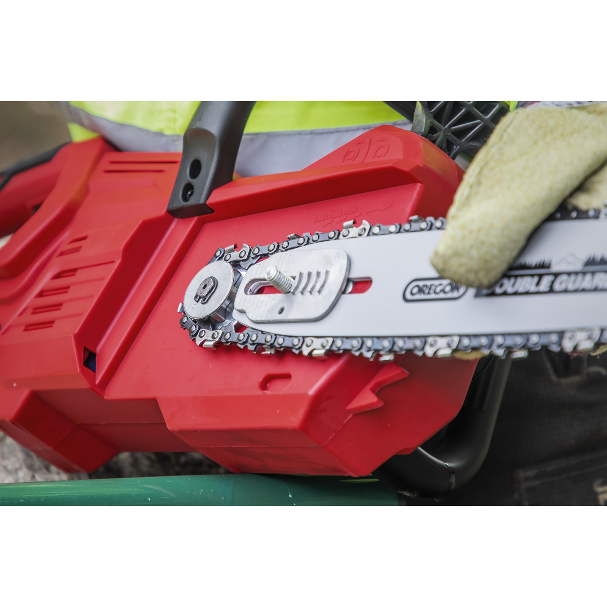 Sealey CP20VCHSKIT SV20 Series 25cm Cordless Chainsaw Kit 20V 4Ah - 2 Batteries - additional view 3