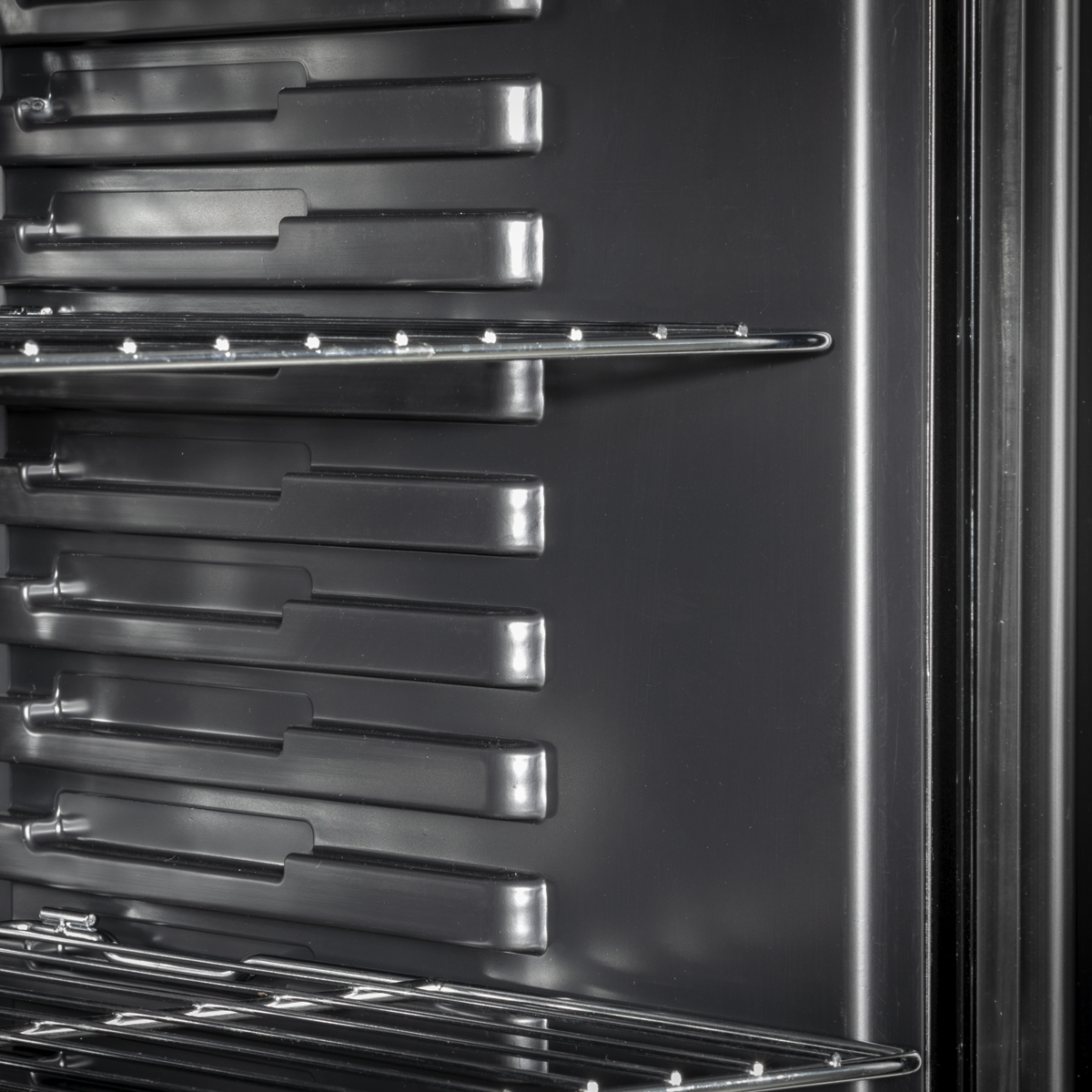 Baridi DH13 Undercounter Drinks, Beer & Wine Fridge with Wire Shelves, Internal Light & Security Lock - additional view 11