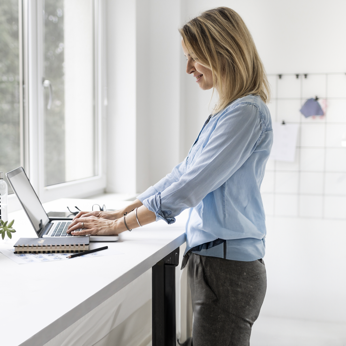 Dellonda DH36 Single Motor Ultra-Quiet Adjustable-Height Electric Sit/Stand Desk - White Desktop - additional view 11