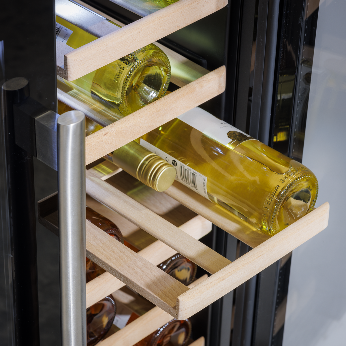 Baridi DH96 40 Bottle/120 Can Dual Zone Undercounter/Freestanding Wine & Drinks Fridge - Black - additional view 15