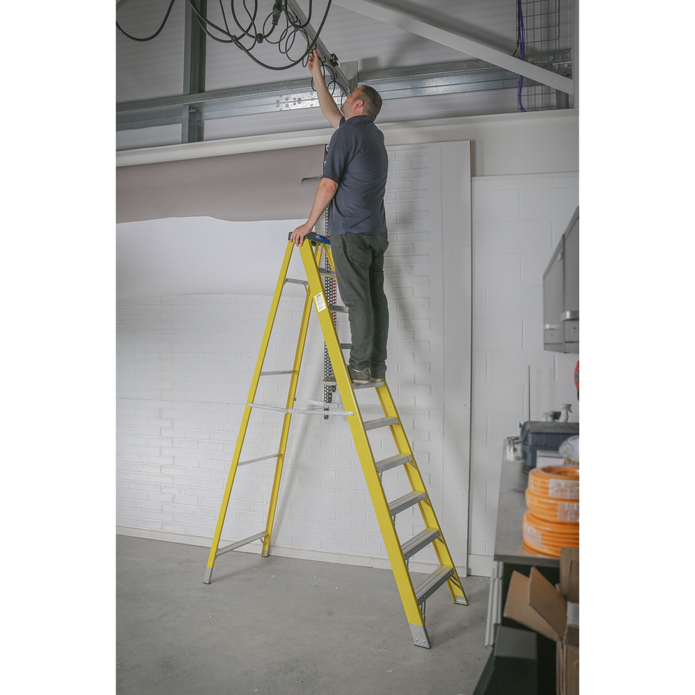 Sealey FSL10 Fibreglass Step Ladder 9-Tread - EN 131 - additional view 3
