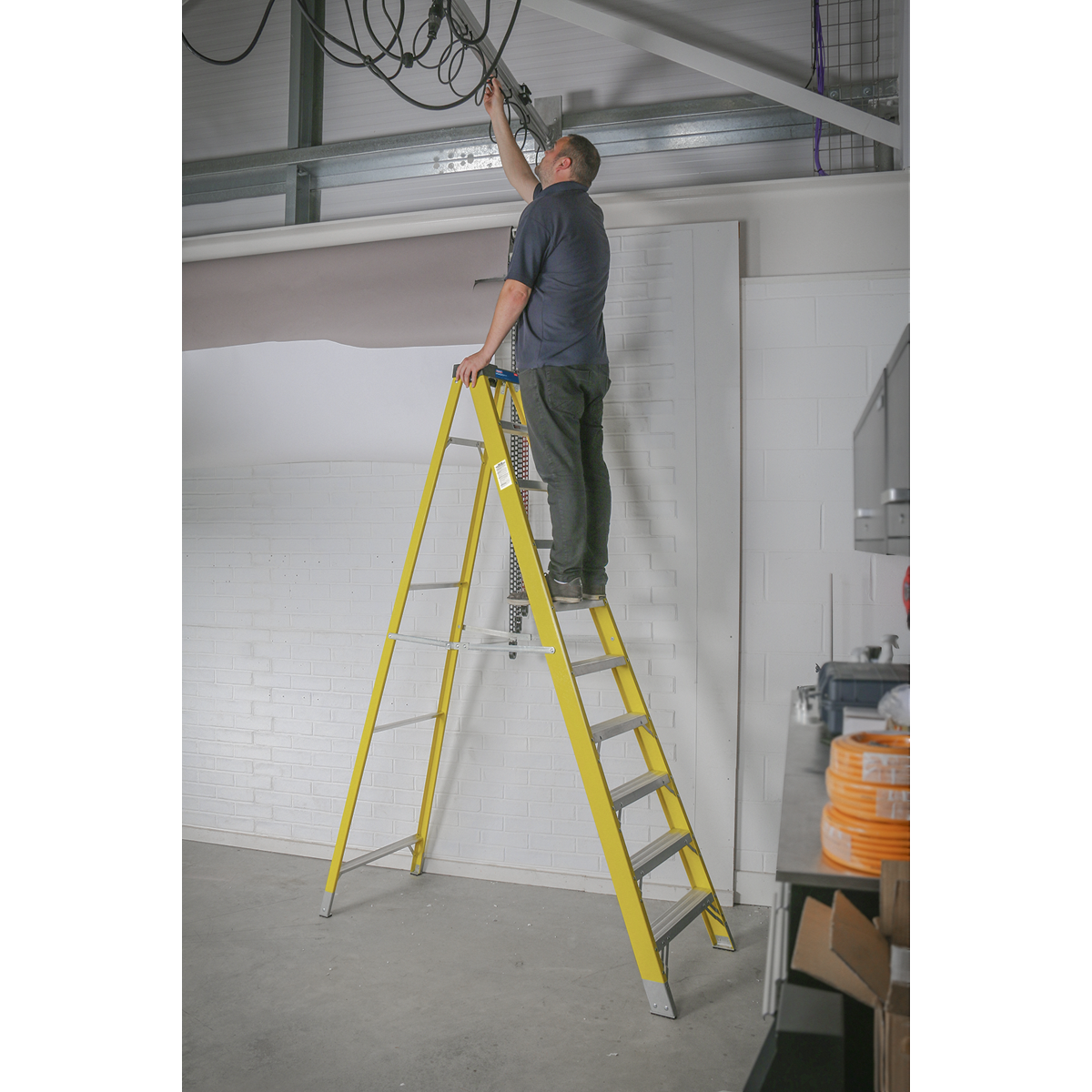 Sealey FSL10 Fibreglass Step Ladder 9-Tread - EN 131 - additional view 3