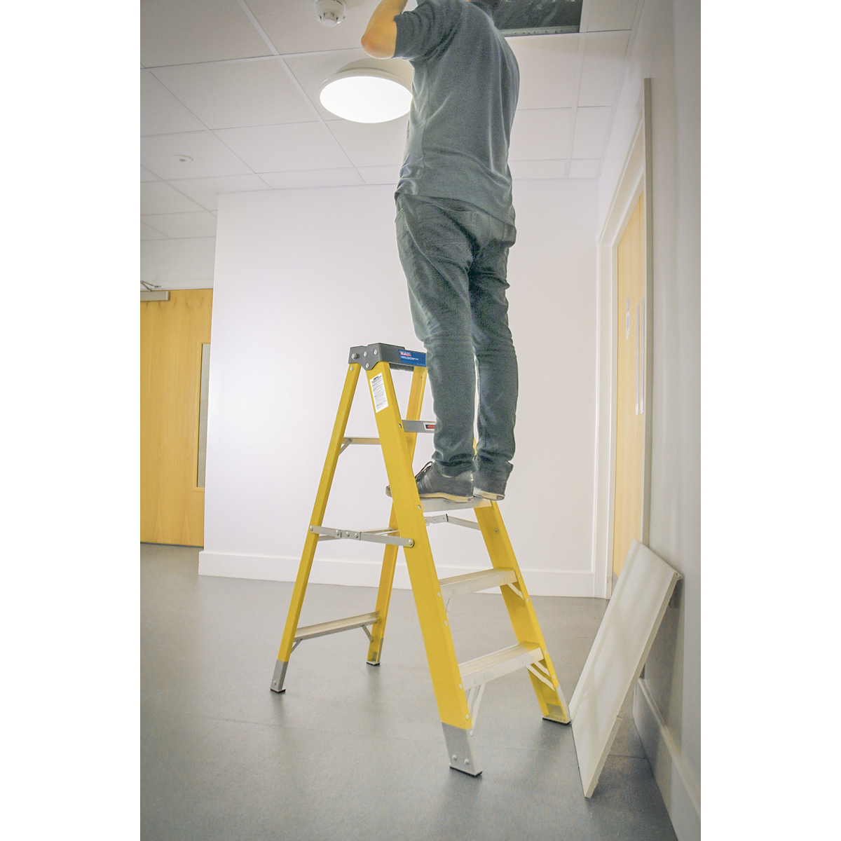 Sealey FSL5 Fibreglass Step Ladder 4-Tread - EN 131 - additional view 2