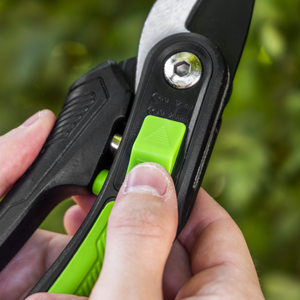 Sealey GTSG004 Bypass Secateurs with Soft Grip Handle, 3-Stage Safety Lock & Carbon Steel Blade, 220mm - additional view 3