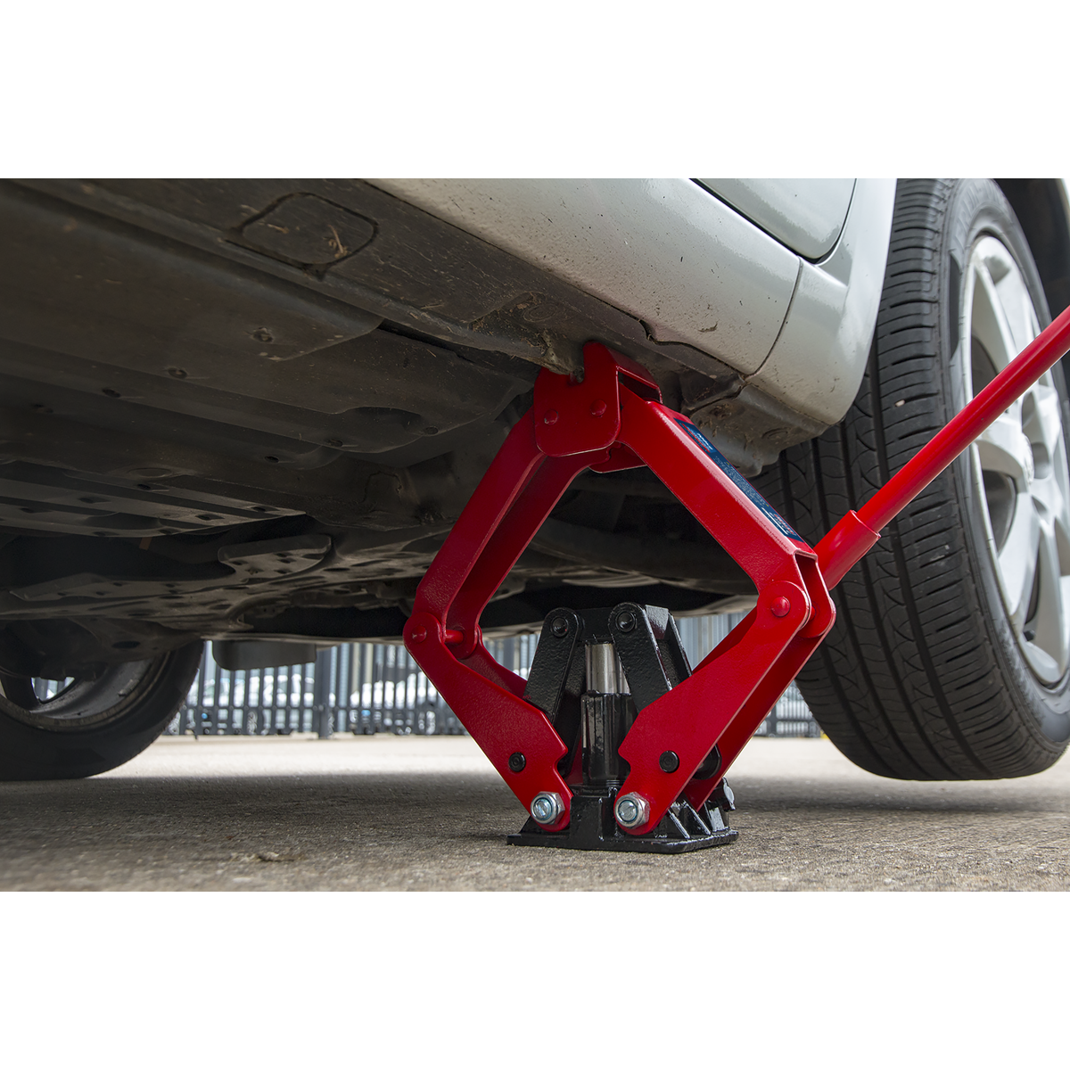 Sealey HSJ07 Hydraulic Scissor Jack 700kg Capacity - additional view 2