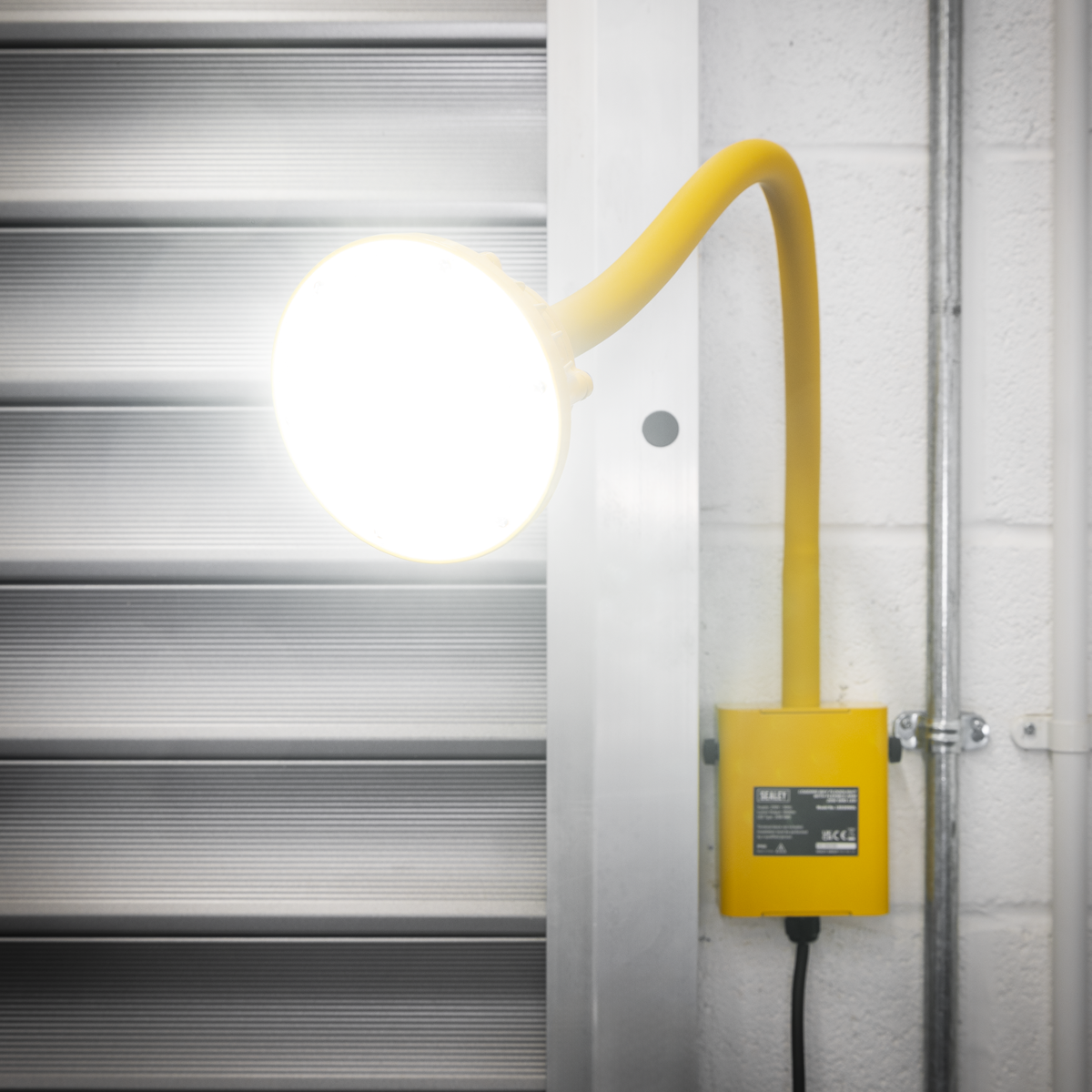 Sealey LED20WDL Loading Bay Floodlight with Flexible Arm 20W SMD LED - additional view 7