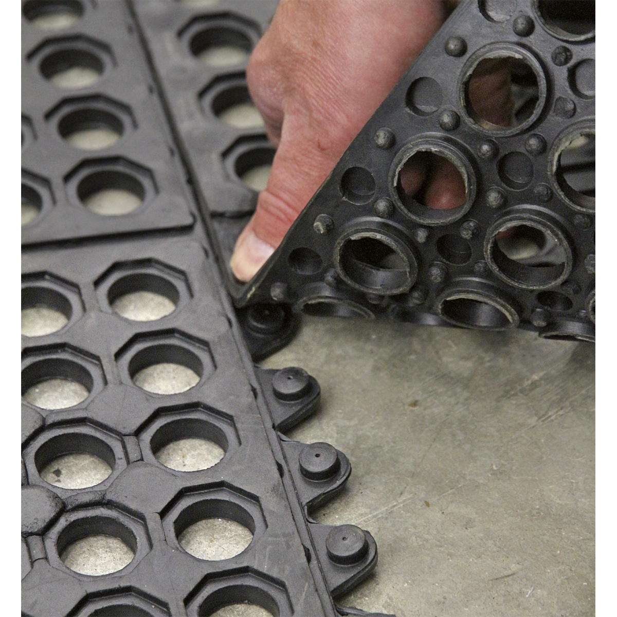 Sealey MIC9292 Interlocking Anti-Fatigue Matting 920 x 920mm - additional view 6