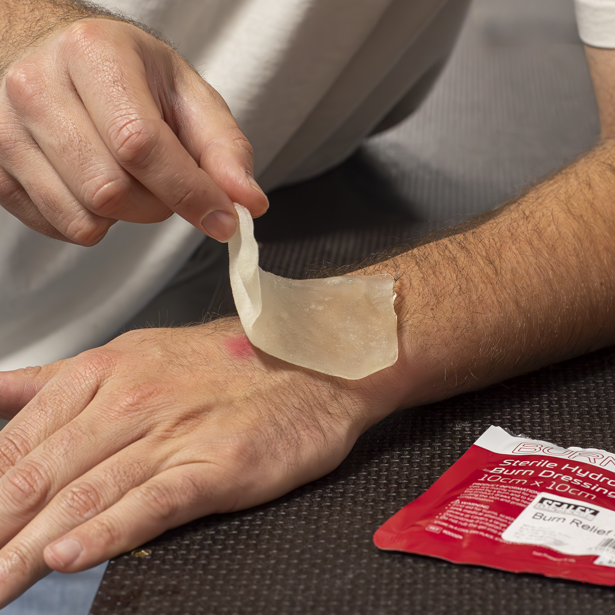 Sealey SBK10 Burn Relief Dressing 100 x 100mm - additional view 3