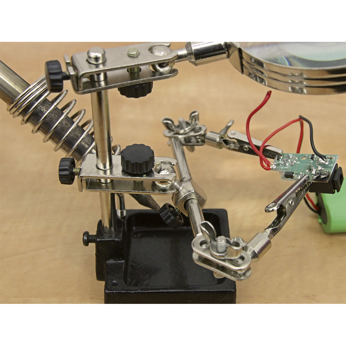 Sealey SD150H Mini Robot Soldering Stand with Magnifier & Iron Holder - additional view 3