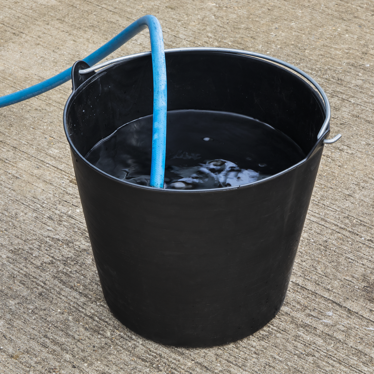 Sealey SFT26H Heavy-Duty Flexi Tub 26L with Metal Handle - Black - additional view 3