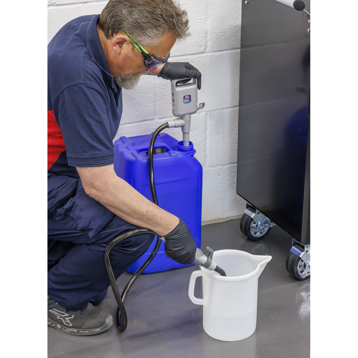 Sealey TP81 Battery Operated Fluid Transfer Pump with Nozzle - additional view 7