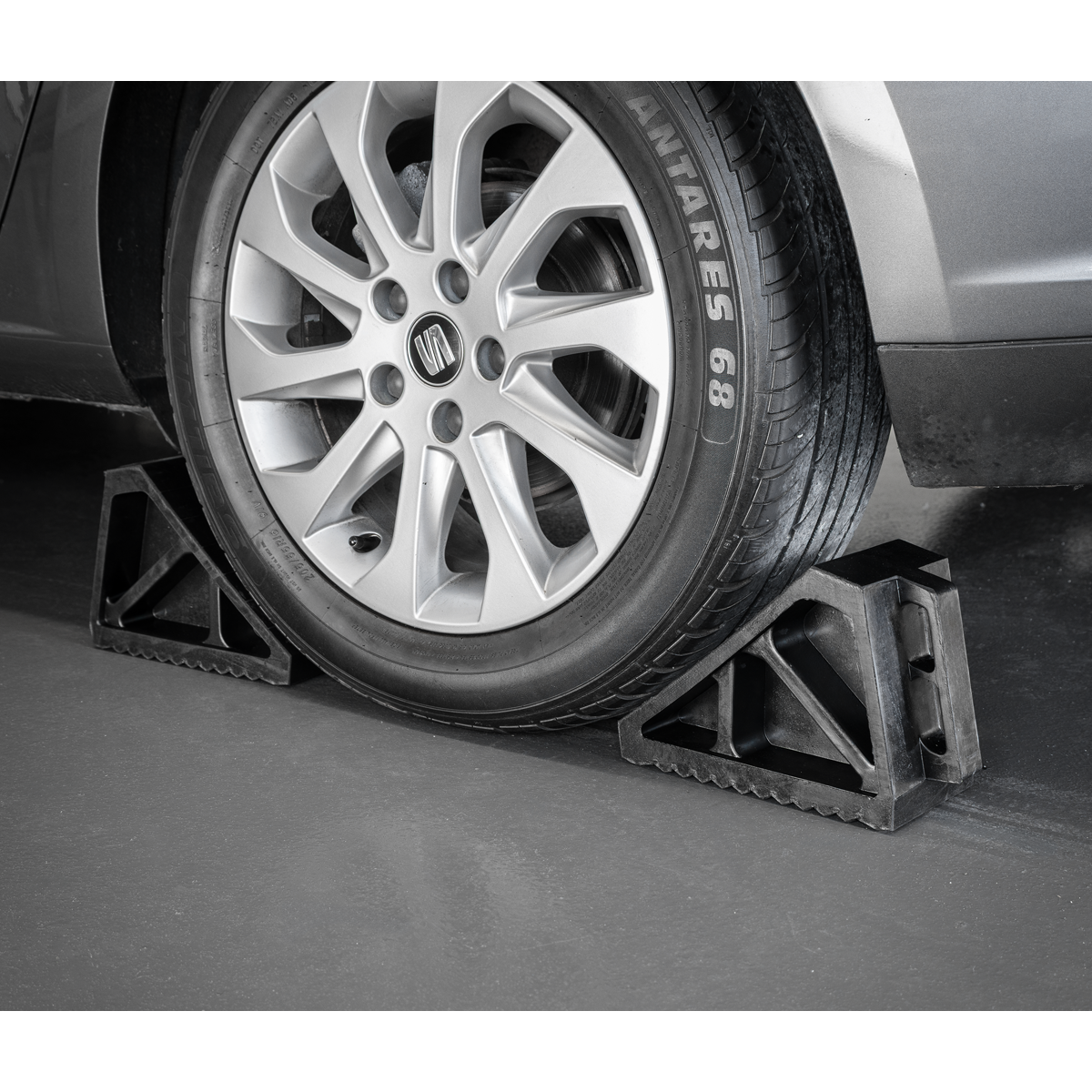 Sealey WC02 Rubber Wheel Chocks - Pair - additional view 5