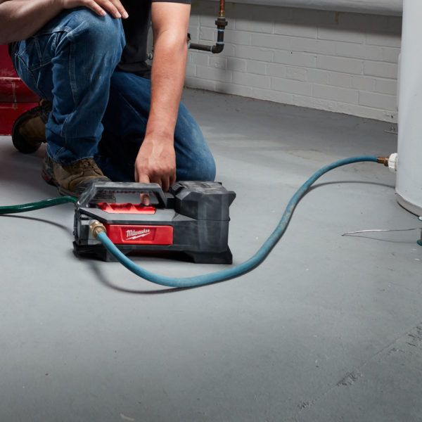 Milwaukee M18 BTP 18V Transfer Pump - M18BTP - 0 - M18BTP-0 - Milwaukee Tools UK - Trade Counter Direct