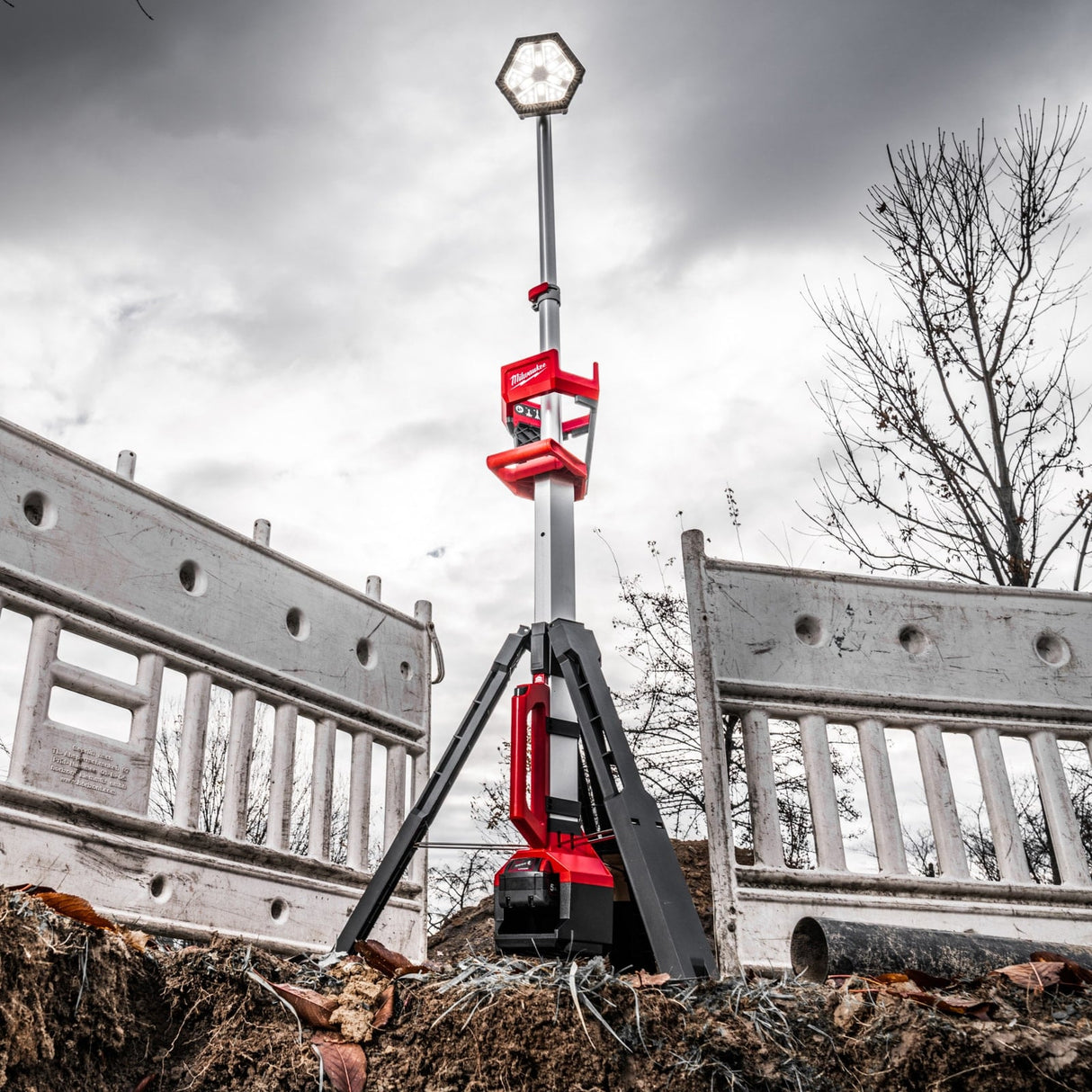 Milwaukee M18SAL2 - 0 18V LED Stand Light - Bare Unit - M18SAL2-0 - Milwaukee Tools UK - Trade Counter Direct