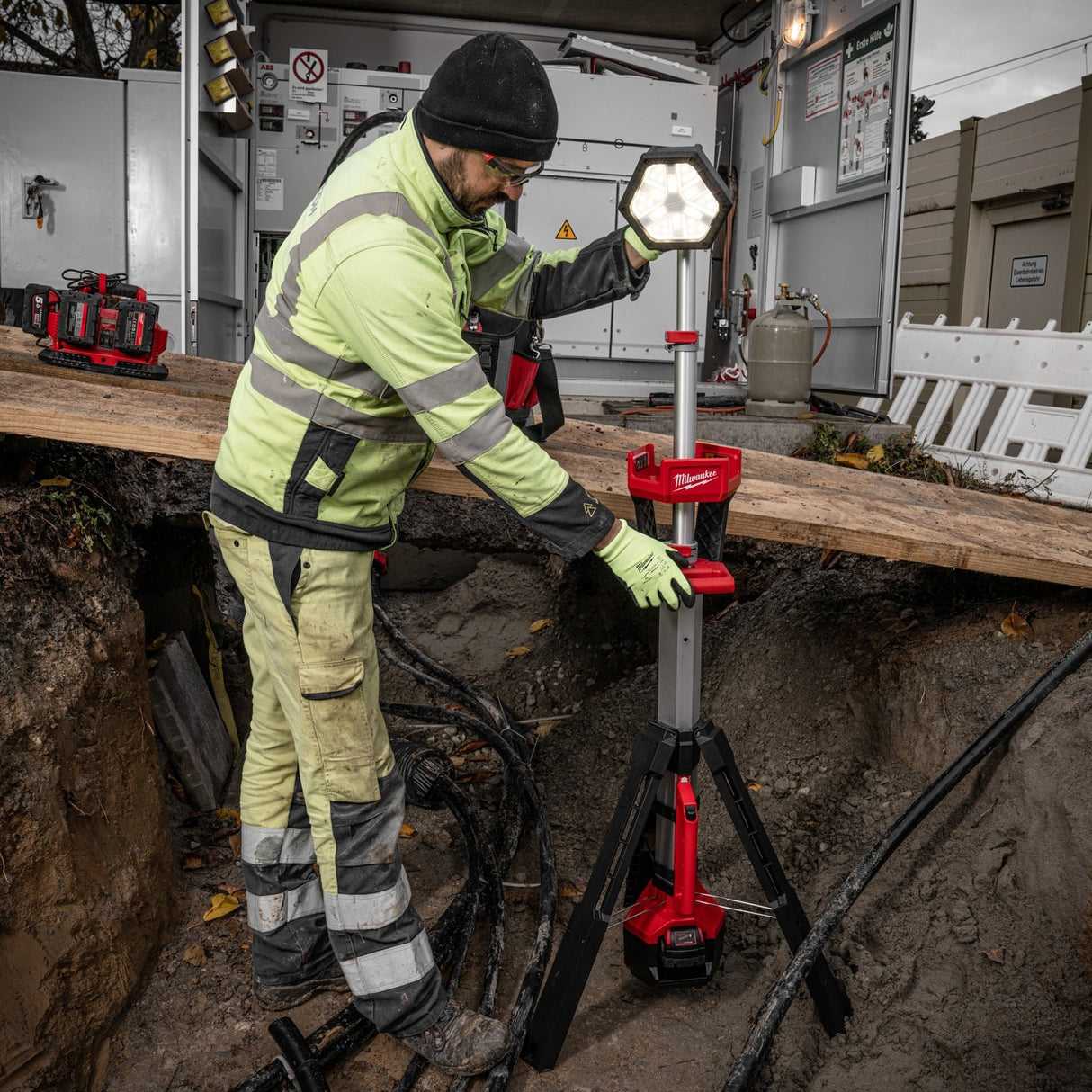 Milwaukee M18SAL2 - 0 18V LED Stand Light - Bare Unit - M18SAL2-0 - Milwaukee Tools UK - Trade Counter Direct